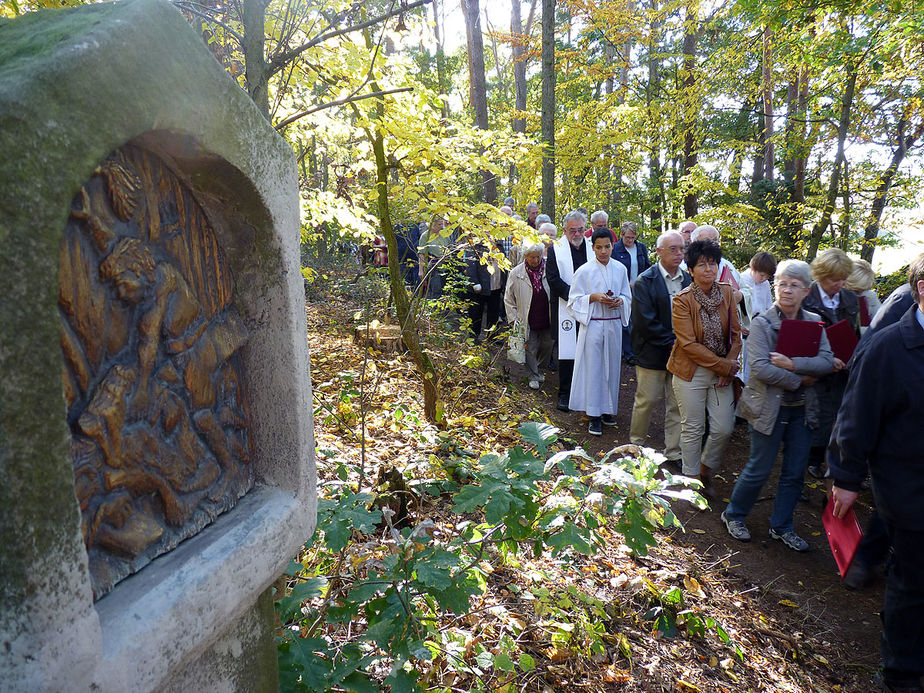 Einweihung der sieben Fußfälle im Oktober 2012 (Foto: Karl-Franz Thiede)